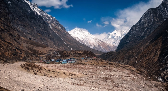 teahouse-and-mountain-in-langtang